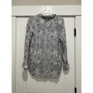 Anthropologie Pilcro Snake Print Button Up Shirt Top Tunic Sz Large Gray Modern thumbnail 4