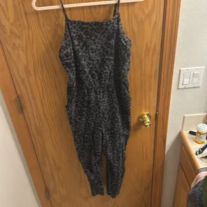 Old navy women’s jumpsuit size medium thumbnail 2