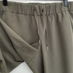 LULULEMON On the Fly Jogger in Dark Olive Size 6 thumbnail 9