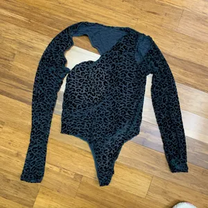 ASOS Leopard Print Velvet Bodysuit Womens 8 One‎ Shoulder Long Sleeve Top Green thumbnail 1