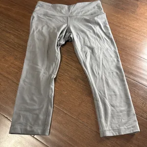 Lululemon Women's Cropped Leggings Used Grey Size 8 Some Piling See Pics thumbnail 1