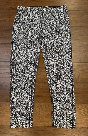 Nike Dri Fit Pronto Essential Crop Running Leggings Black White Medium - C68-006 thumbnail 1