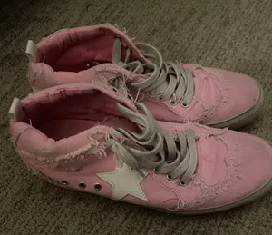 Sneakers thumbnail 1