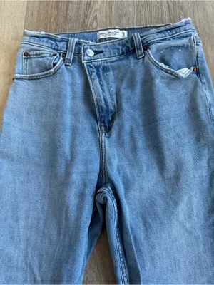 Abercrombie & Fitch 90’s Slim Straight Ultra High Rise Light Blue Jeans thumbnail 2