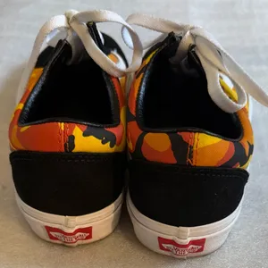 Vans OLD SKOOL POP CAMO ORANGE and Black Shoe Size Label Close-Up UNISEX thumbnail 5