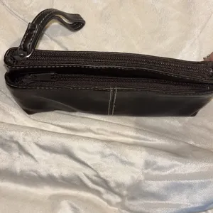 Source Unknown BROWN FAUX LEATHER WRISTLET ONE ZIP POCKET ON OUTSIDE AND FULL ZIPPER CLOSURE thumbnail 4
