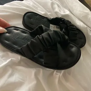 Black Crisscross Slip Ons Size 7 thumbnail 12