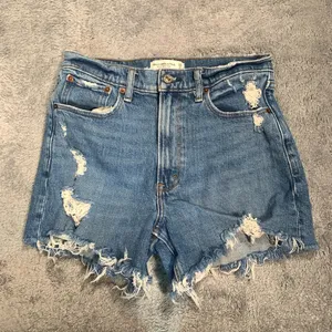 Abercrombie & Fitch 4” mom short high rise Blue Jean Shorts thumbnail 1