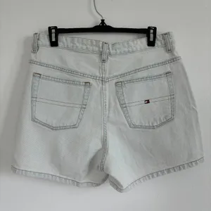 Vintage Tommy Hilfiger Shorts Womens 8/10 Light Wash Denim Classic 90s Beach USA thumbnail 2