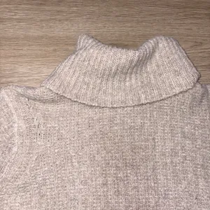 Universal Threads Women Cropped Tan Turtleneck Sweater Size Medium thumbnail 12