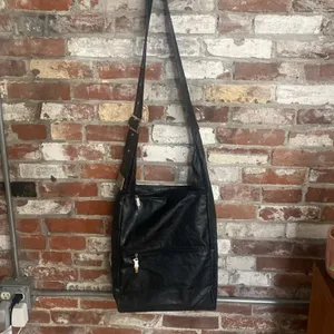 IIDA Black Faux Leather Large Zipper Tote Bag thumbnail 4