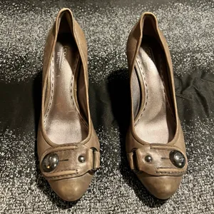 Womens sz6 Coach Darlina Bronze Leather Pumps Heels with Logo Button Detail thumbnail 4