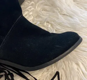 Toms Boots Size 11 Excellent Condition Color Black Heel 3” Stable Leather thumbnail 2