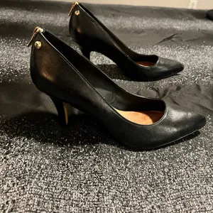 Womens 8. Aldo Black Leather Pointy-Toe Pumps with Gold Heel Zipper thumbnail 2