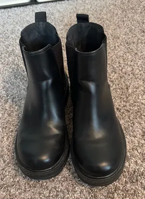 Black boots with a small heel  thumbnail 1