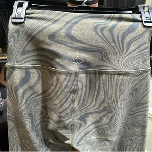 Beyond Yoga Printed Midi Leggings – Size M – Deep Olive Swirl thumbnail 6