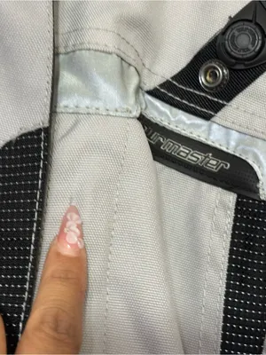 Pre-owned L.A. Idol black skinny jeans in good condition. Features a faded black thumbnail 6