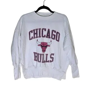 Abercrombie & Fitch White Chicago Bulls Crewneck Sweatshirt‎ XS Basketball GUC thumbnail 1