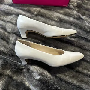 Women's White Kitten Heels Women 6M Westies Classic VTG Point Toe Elegant Prom thumbnail 4