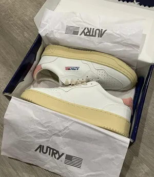 Autry Medalist White And Pink Low-Top Sneakers thumbnail 1
