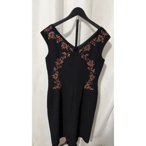 Maggy London Black Floral Embroidered V-Neck Sheath Dress Sleeveless Size 14 thumbnail 3