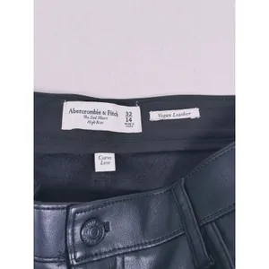 Abercrombie & Fitch Curve Love Vegan Leather Dad Shorts Size 32 Black Biker Moto thumbnail 4