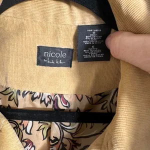 H65. Nicole Miller Tan corduroy Size 6 coat with buttons and pockets thumbnail 2
