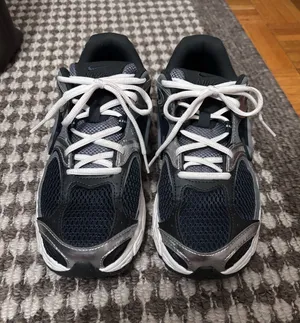 Women’s Nike Sneakers thumbnail 1