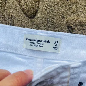 Abercrombie & Fitch High-Rise Straight Leg Jeans in White thumbnail 11