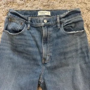 Abercrombie Ultra High Rise 90s Straight Jean thumbnail 5
