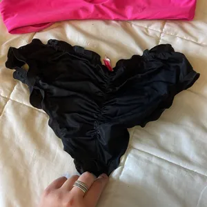 PINK - Victoria's Secret Ruffle bikini thumbnail 2