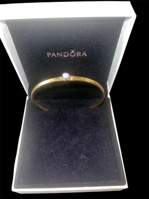 This item is a hammered gold-tone pearl bracelet thumbnail 2