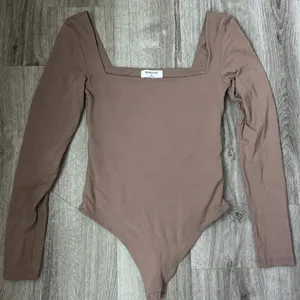 Babaton Light Brown Longsleeve Bodysuit Fitted Contour Aritzia Size Small thumbnail 2