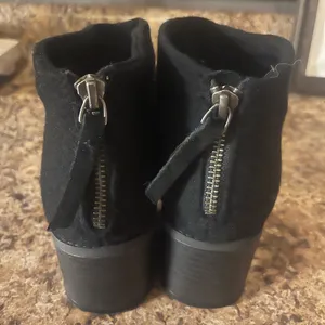 Tom’s size W6.5 black suede booties‎ thumbnail 2