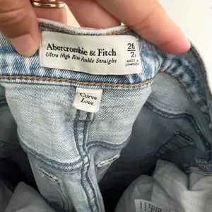ABERCROMBIE- Ultra High Rise Ankle Straight Curve Love Button Fly Raw Hem Light thumbnail 7