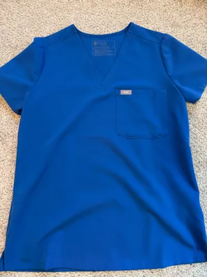 FIGS Catarina One-Pocket Top thumbnail 2