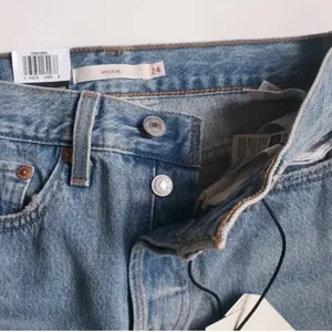 NWT LEVI’S Premium Women’s Wedgie Icon Fit Jeans In Authentically Yours Size 24 thumbnail 11