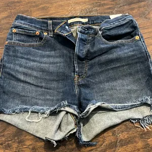 Levi’s Dark Wash High Rise Wedgie Short • Size 30 • Frayed Hem Denim thumbnail 1
