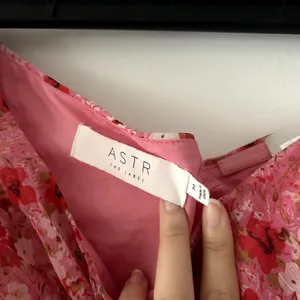 ASTR the Label Revolve One-Shoulder Pink Floral Ruffle Tiered Midi Dress Size M thumbnail 4