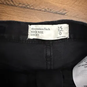 Abercrombie & Fitch High Rise Black Denim Jean Shorts Distressed Frayed‎ Hem thumbnail 3