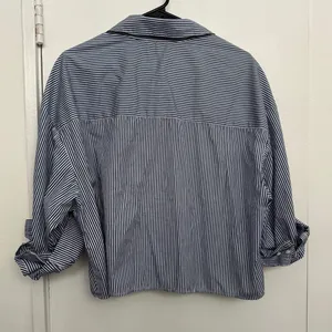 Madewell Straight-Hem Button Up Cropped Shirt in Blue / White Stripe Size Large thumbnail 6