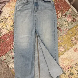 Universal Threads Light Wash Denim Jeans thumbnail 3