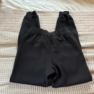 lululemon athletica On The Fly Black Joggers thumbnail 7