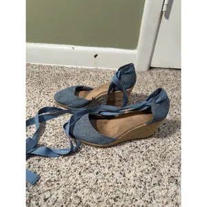 Old Navy Womens Size 8 Chambray Espadrille Wedge Shoes Ankle Ribbon Ties Sandals thumbnail 4