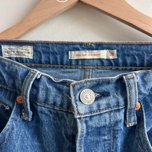 Levi's Premium Ribcage Straight Leg Jeans Medium Wash Button Fly Size 26 thumbnail 4