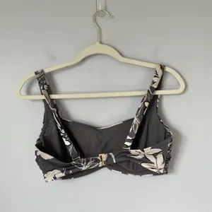 Athleta Bikini Swim Suit Top Tropical Floral Print Gray Cream Size 34D/DD thumbnail 2