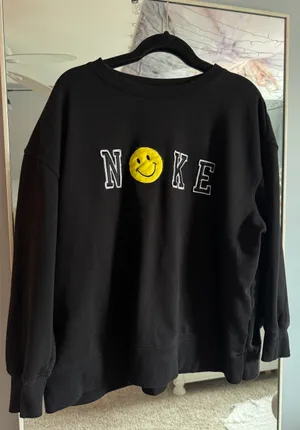 Nike Embroidered Crew Neck thumbnail 1