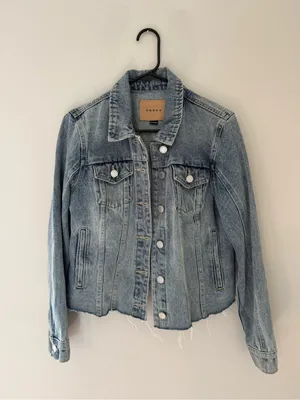 BLANKNYC Cropped Distressed Denim Jacket Raw Hem Women’s Medium thumbnail 3