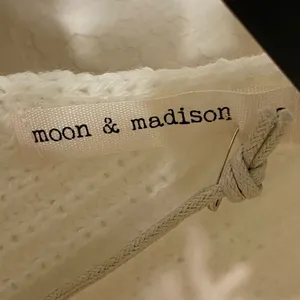 Moon & Madison Women's Striped‎ Distressed V-Neck Pullover Sweater Size XS thumbnail 4
