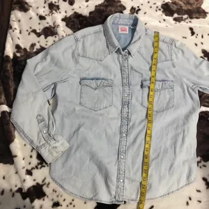Levi’s Women Western Cowgirl Rodeo Denim Jean Shirt Shacket Jacket Top Blouse Pearl Snap Light Wash Long Sleeve Sz XL Measurement in pics thumbnail 5